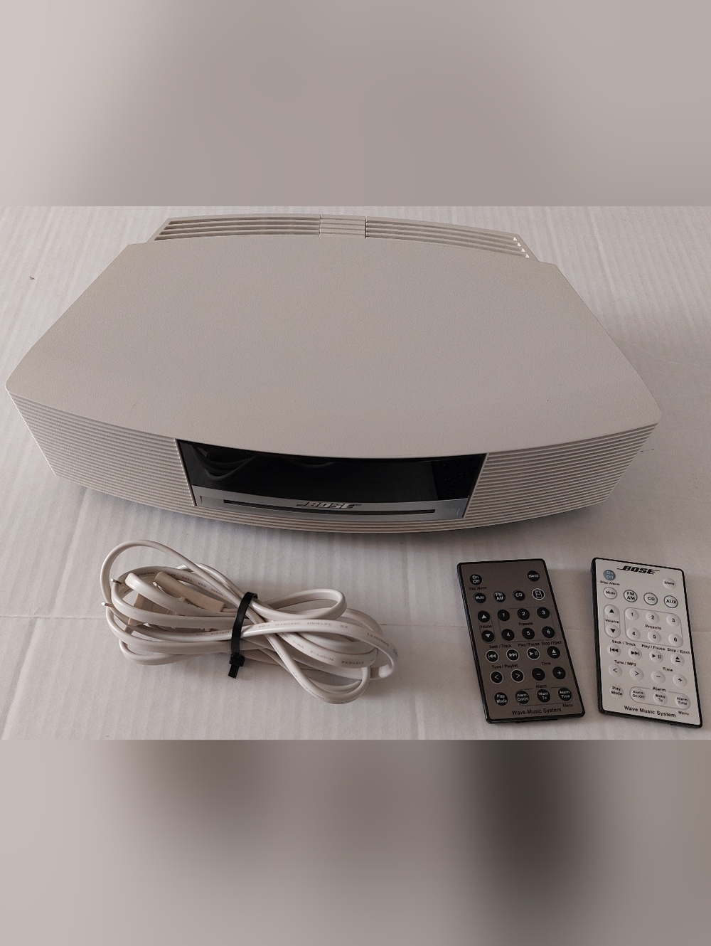 Bose Wave Music System CD Player FM/AM Radio White 2 Remotes Model AWRCC2